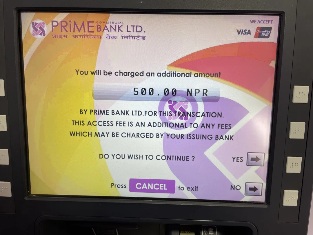 ネパールのPrime Bank ATMに500 NPRの追加手数料が表示された画面